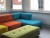 Auf diesem Bild ist die Sofa-Landschaft des Gemeinschaftszimmers im Wohninvest Living Rooms zu sehen.